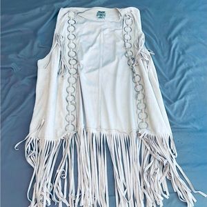 It’s a tan, fringed overlay that’s in perfect condition.